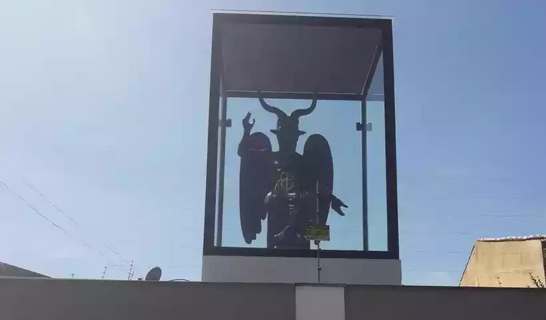 Imagem de Baphomet em porta de casa viraliza: 'Nova técnica de segurança'
