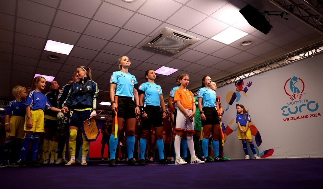 Trio de árbitras brasileiras comemora chance na semifinal da Euro Feminina