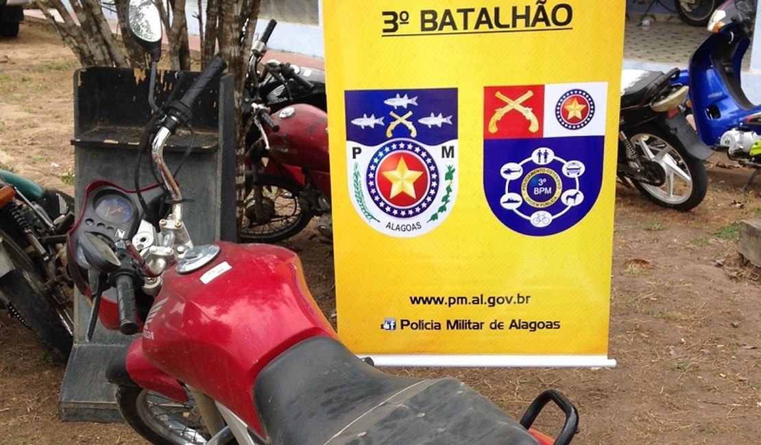 Motocicleta roubada é recuperada nas proximidades do shopping de Arapiraca