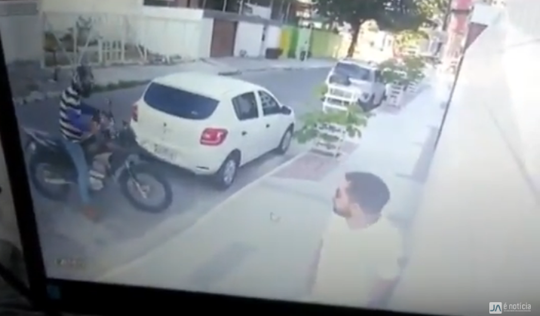 Vídeo. Motociclista é flagrado assaltando vários pedestres em bairro de Maceió