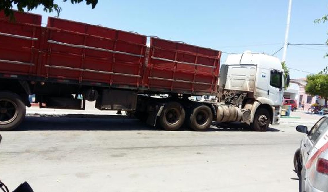 PM recupera caminhão roubado na BR-423 em Delmiro Gouveia