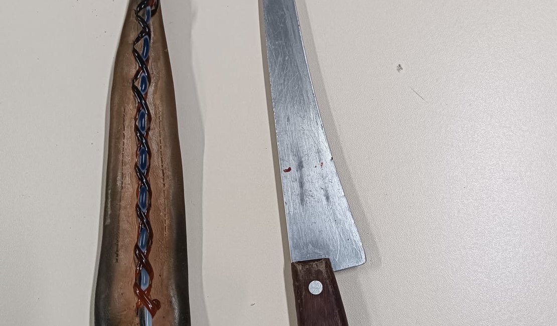 Homem é detido em Craíbas por porte de arma branca e desobediência