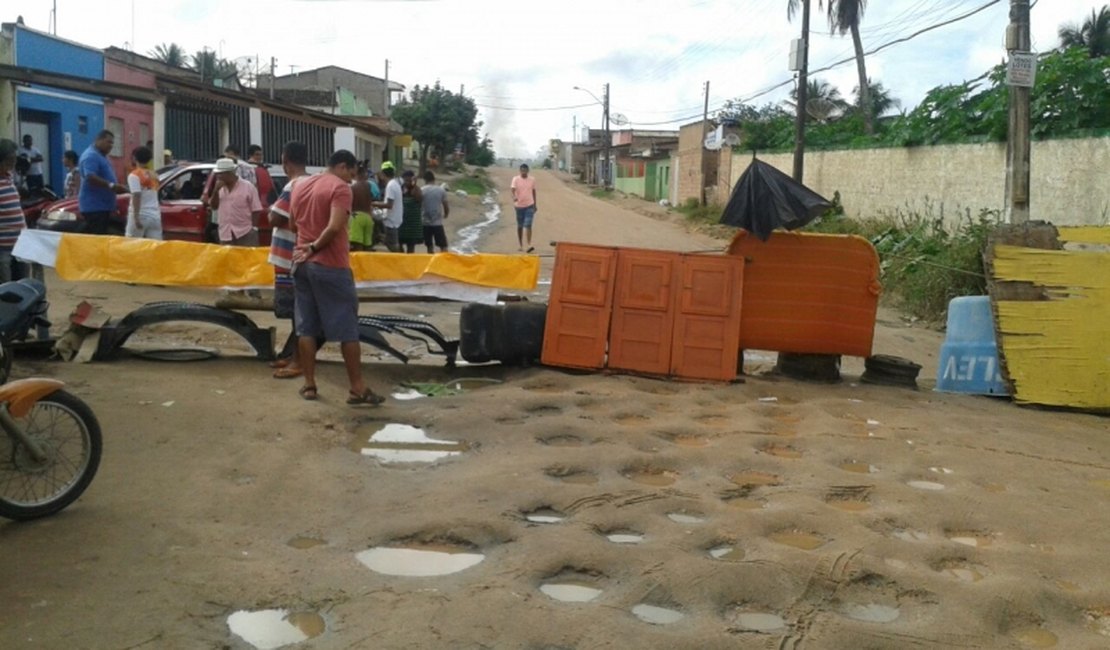 Moradores do bairro Canafístula protestam por melhorias na localidade nesta segunda-feira, 27