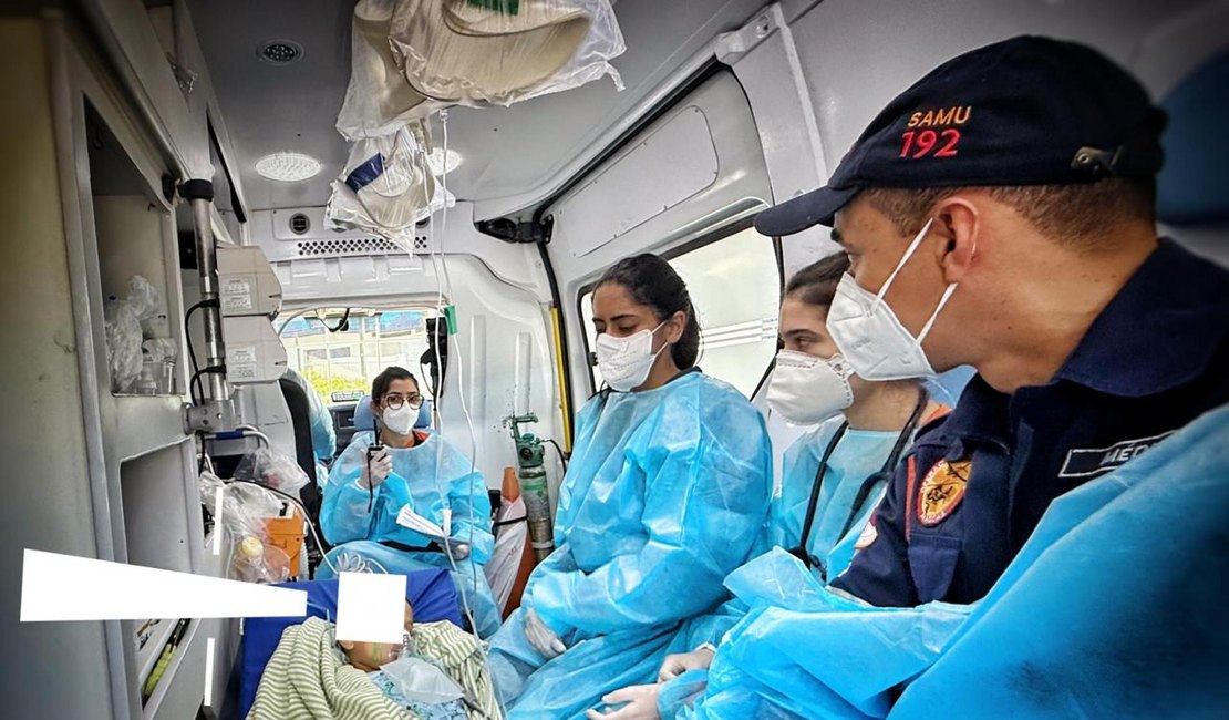 Samu realiza transferência de emergência em caso de suspeita de meningite em criança de 3 anos em Maceió