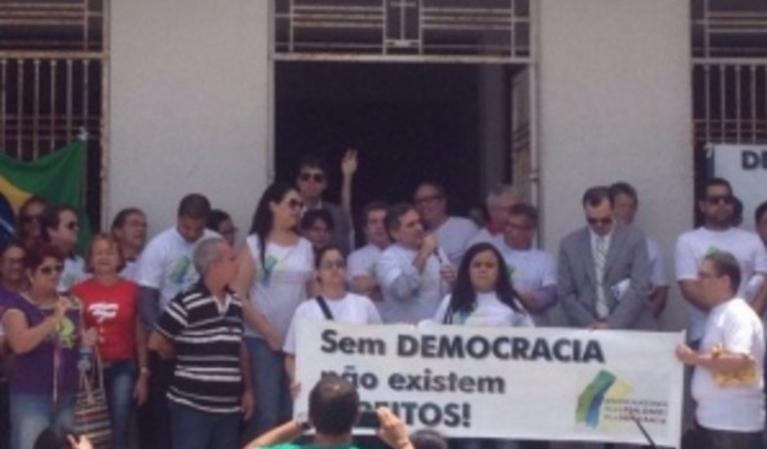 Advogados contrários ao impeachment protestam no centro de Maceió
