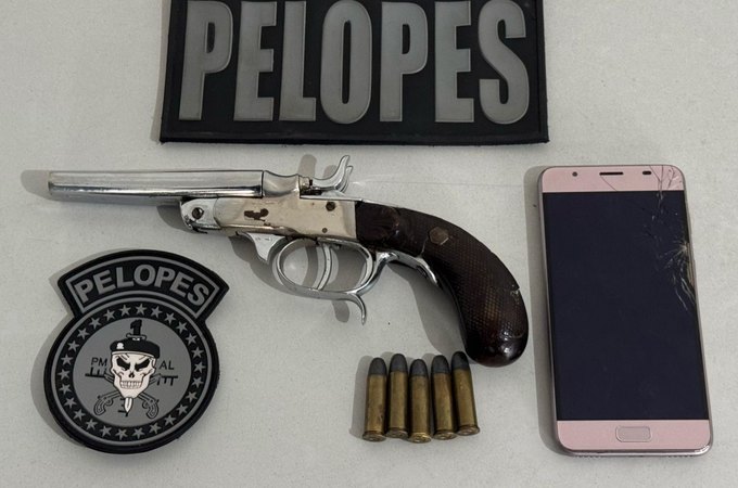 Jovem é flagrado com revólver e preso pela PM em Arapiraca