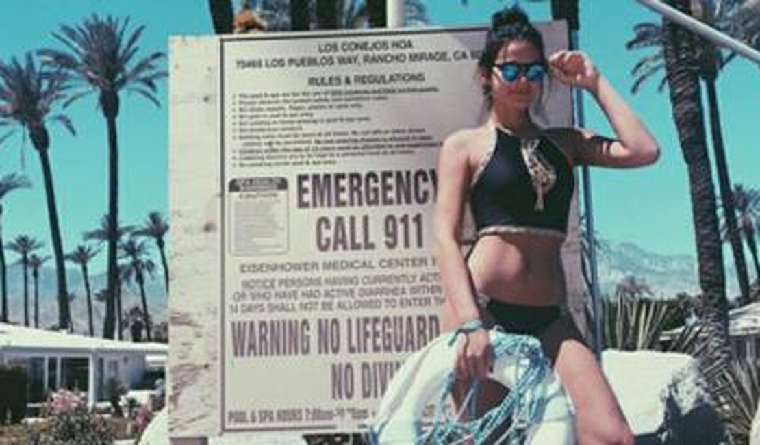Bruna Marquezine sensualiza de biquíni na Califórnia