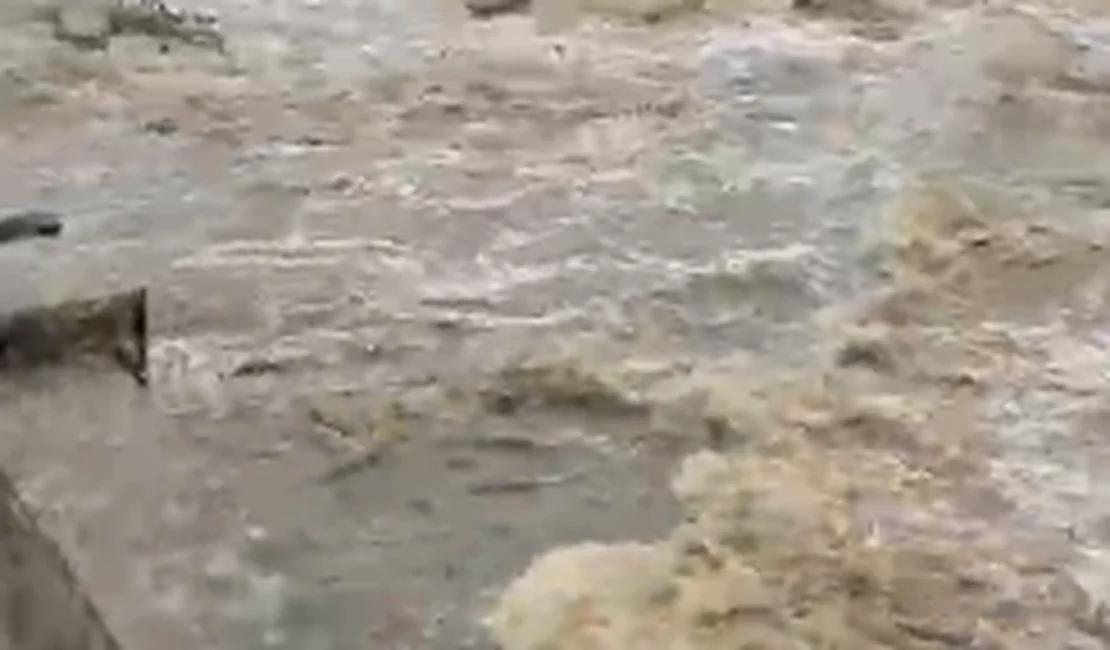 Vídeo mostra nível elevado do Rio Poção após fortes chuvas em Arapiraca