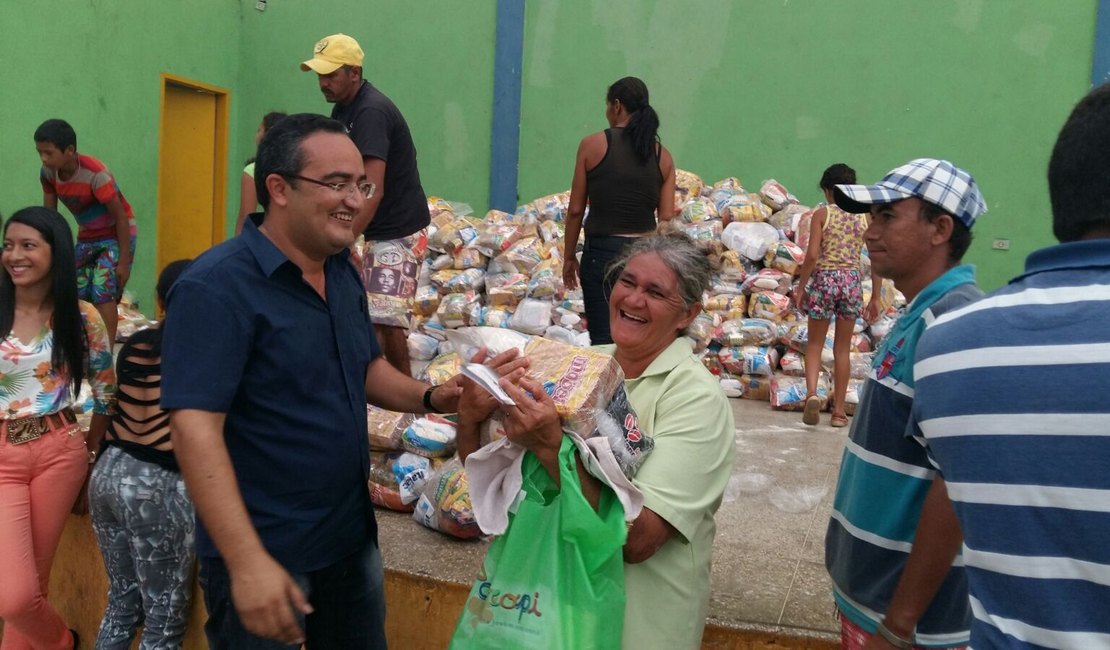Prefeitura entrega mais de mil cestas básicas para famílias feira-grandenses