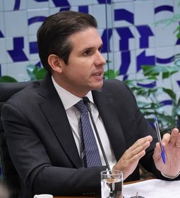 Hugo Motta e líderes decidem não pautar urgência da anistia