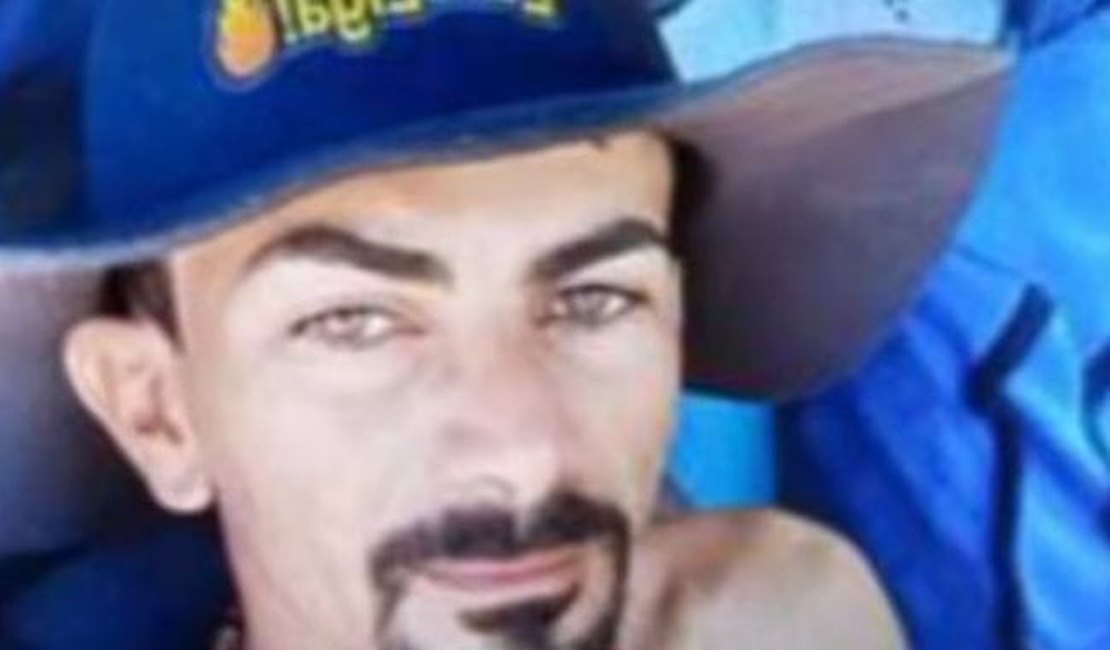 Motorista morre após caminhão com carga de laranja tombar e cair em ribanceira, em Porto Real do Colégio