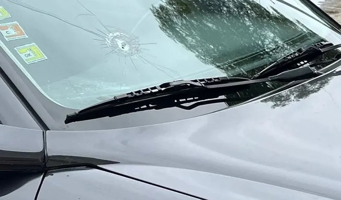 Tiro perfura para-brisa de carro estacionado na UFAL, em Maceió