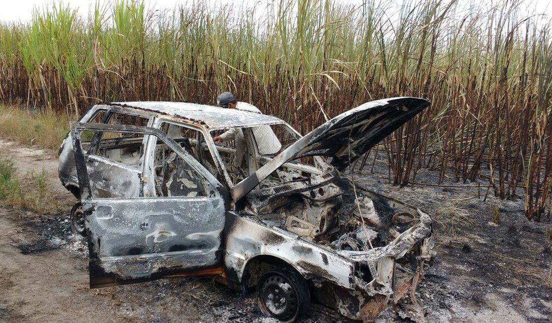 Carro carbonizado é encontrado por trabalhadores rurais no interior de AL