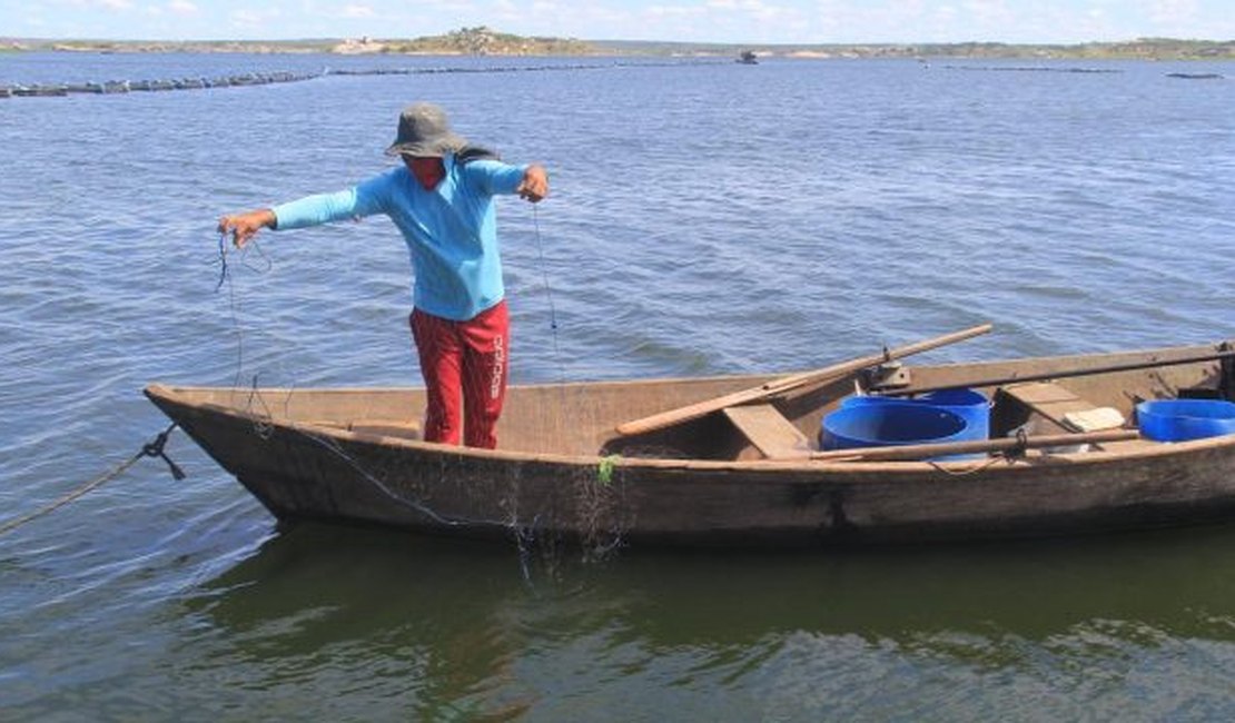 Criminosos em canoa motorizada assaltam pescador em açude e levam dinheiro da venda de peixes