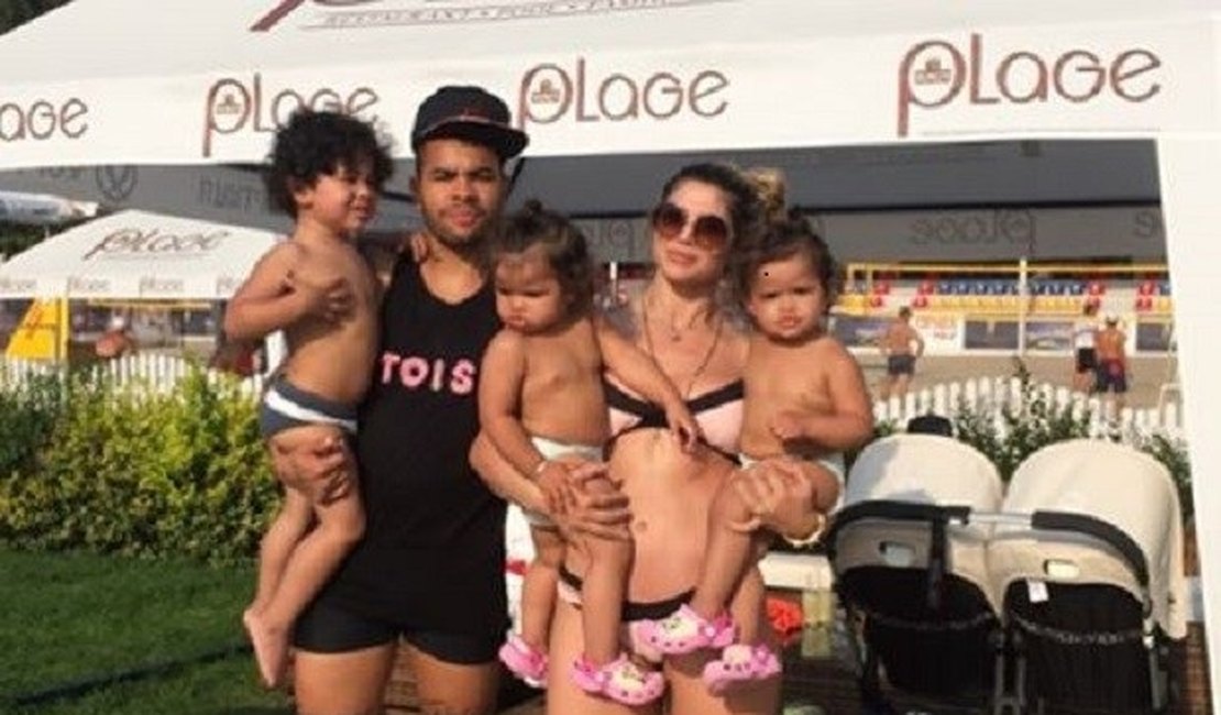 Dani Souza posa de biquíni com Dentinho e os três filhos