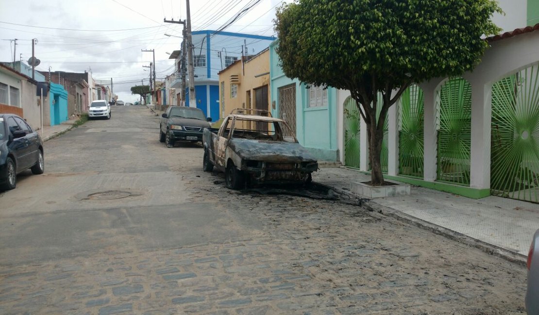 Carro fica completamente carbonizado após incêndio criminoso em Arapiraca
