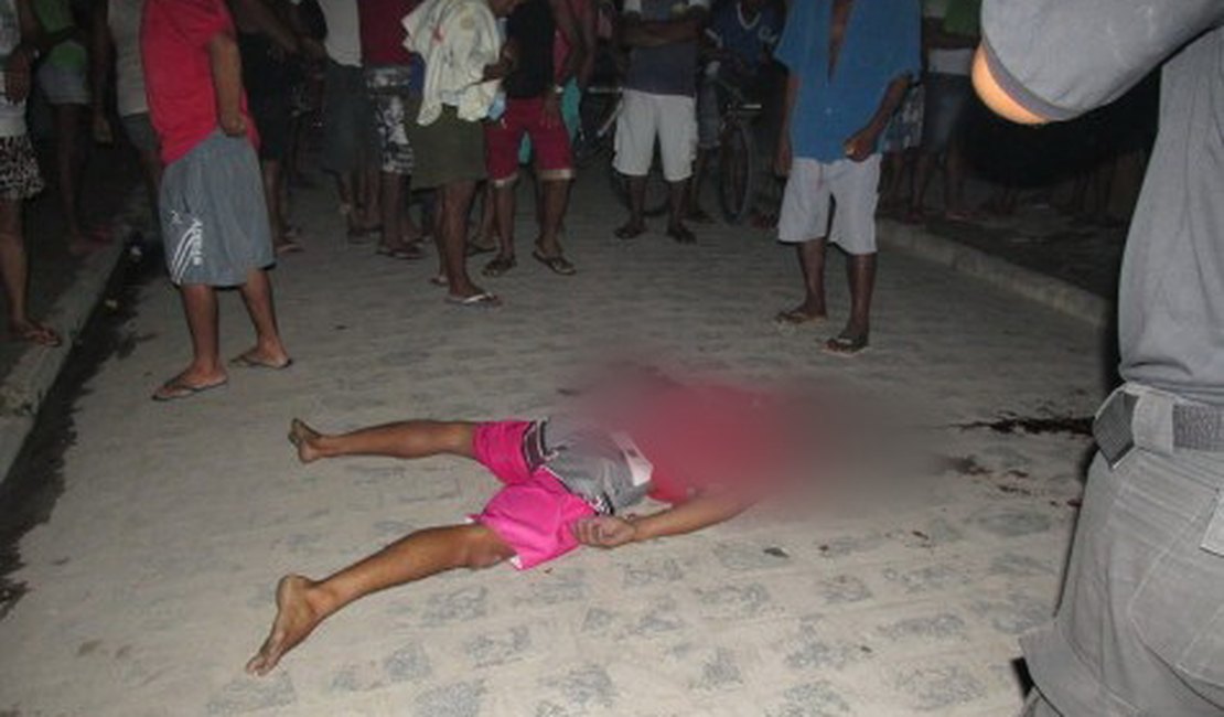 Quatro criminosos executam jovem e deixam mulher ferida em atentado