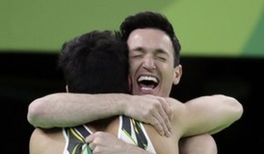 Diego Hypolito e Arthur Nory conquistam prata e bronze no solo