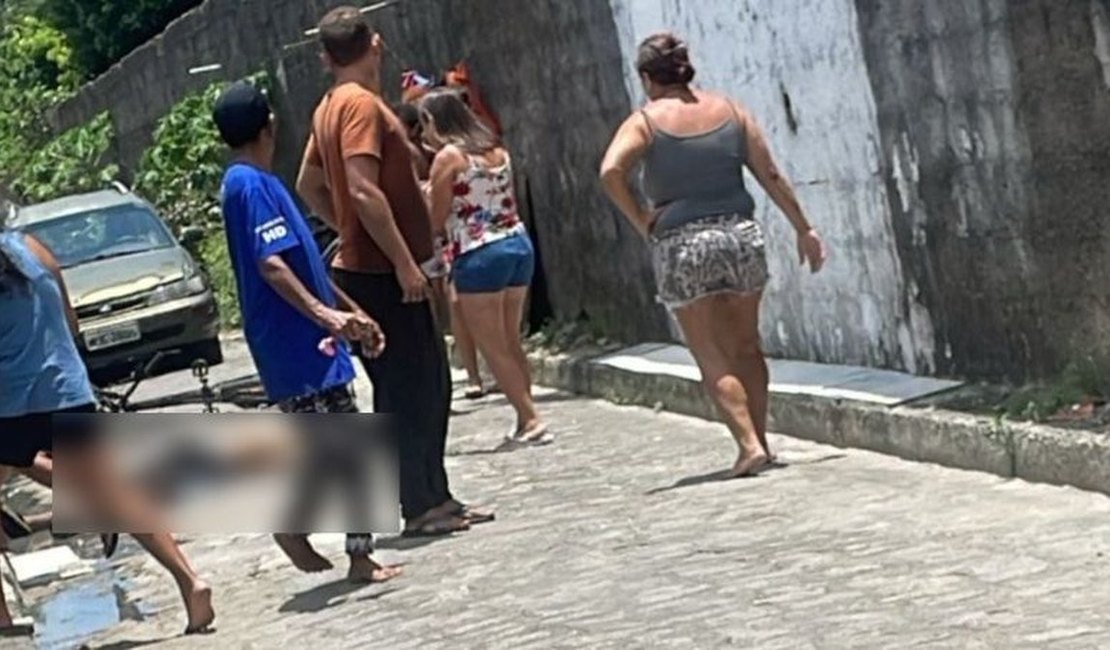 Jovem é assassinado a tiros em plena luz do dia no bairro Santos Dumont, em Maceió