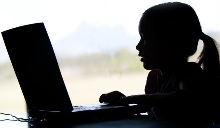 Nem na cama, muito menos na rede: o perigo da exposição de crianças na internet