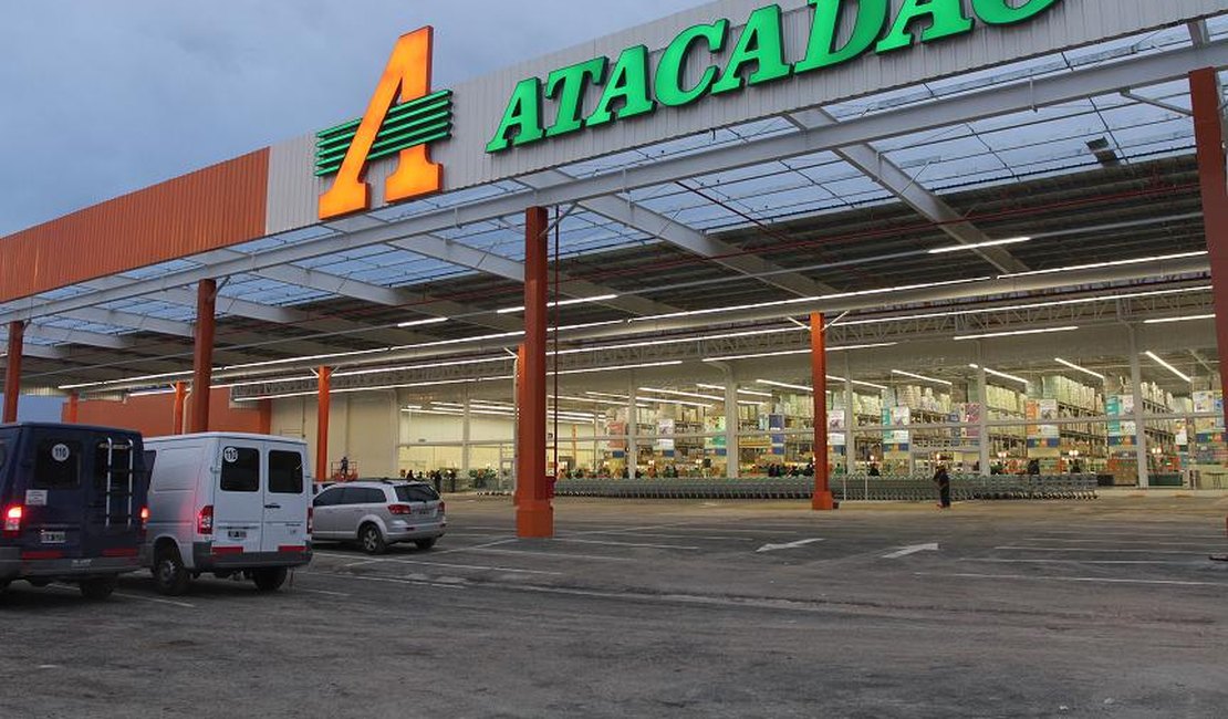 Jovem de Sergipe é detida suspeita de furtar supermercado atacadista, em Arapiraca