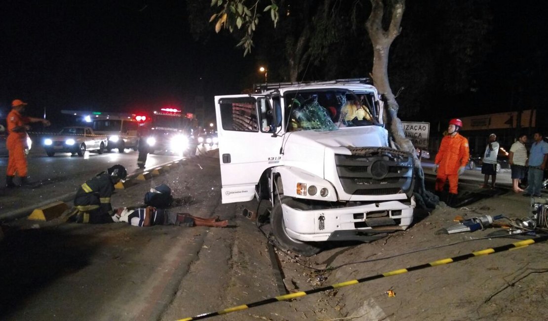 Motorista fica gravemente ferido após caminhão bater contra árvore na BR-104