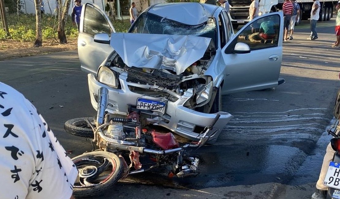Colisão frontal entre carro e moto deixa motociclista ferido na AL-110