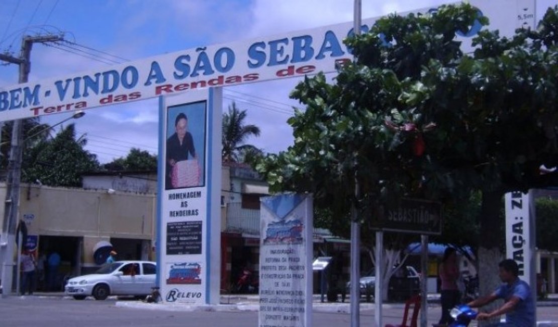 Jovem é levado às pressas para o hospital após ser esfaqueado, em São Sebastião