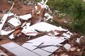 Adolescente fica soterrado em escombros de residência após deslizamento de barreira e é resgatado em Maceió