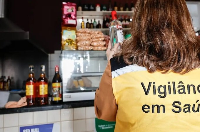 Força-tarefa apreende 117 garrafas de bebida sem procedência em SP