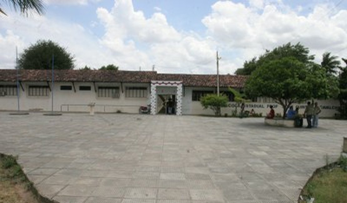 Teto de sala da Escola Quintella Cavalcante desaba e Defesa Civil interdita prédio