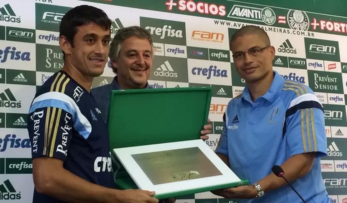 Robinho e Alex recebem placas do Palmeiras por golaços sobre Ceni