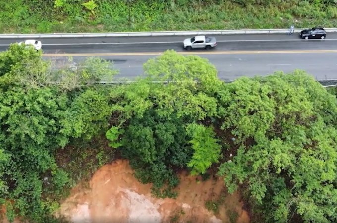 Cratera na Ladeira do Catolé faz DINT interditar trecho da BR-316 para veículos pesados, entre Satuba e Maceió