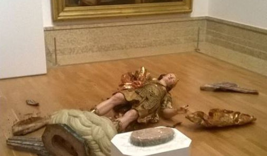 Brasileiro tenta tirar foto e derruba estátua do século 18 em museu de Portugal
