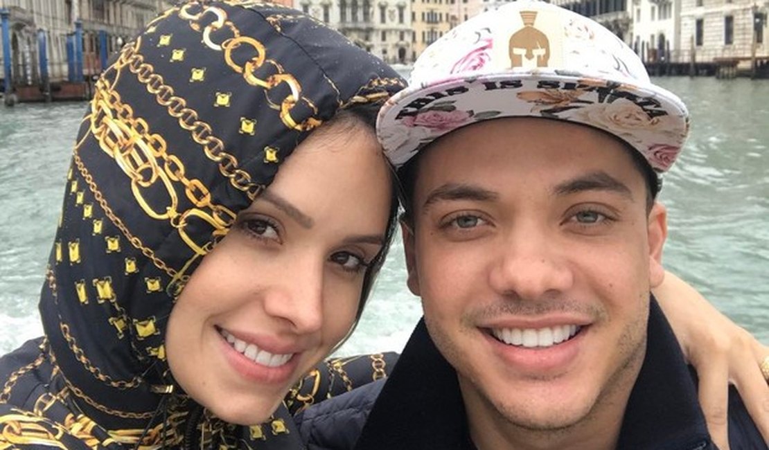 Wesley Safadão curte passeio romântico com a mulher na Itália