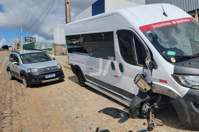 Van fica desgovernada e quase bate em poste após colisão contra carro na AL-110, em Arapiraca