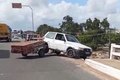 Veículo com reboque carregado de madeiras quase despenca em ribanceira no viaduto da AL-220, em Arapiraca