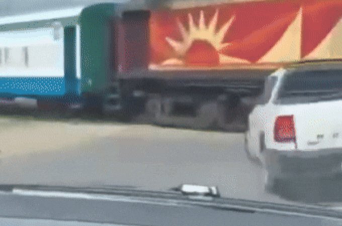 Trem atinge carro em cruzamento em Satuba