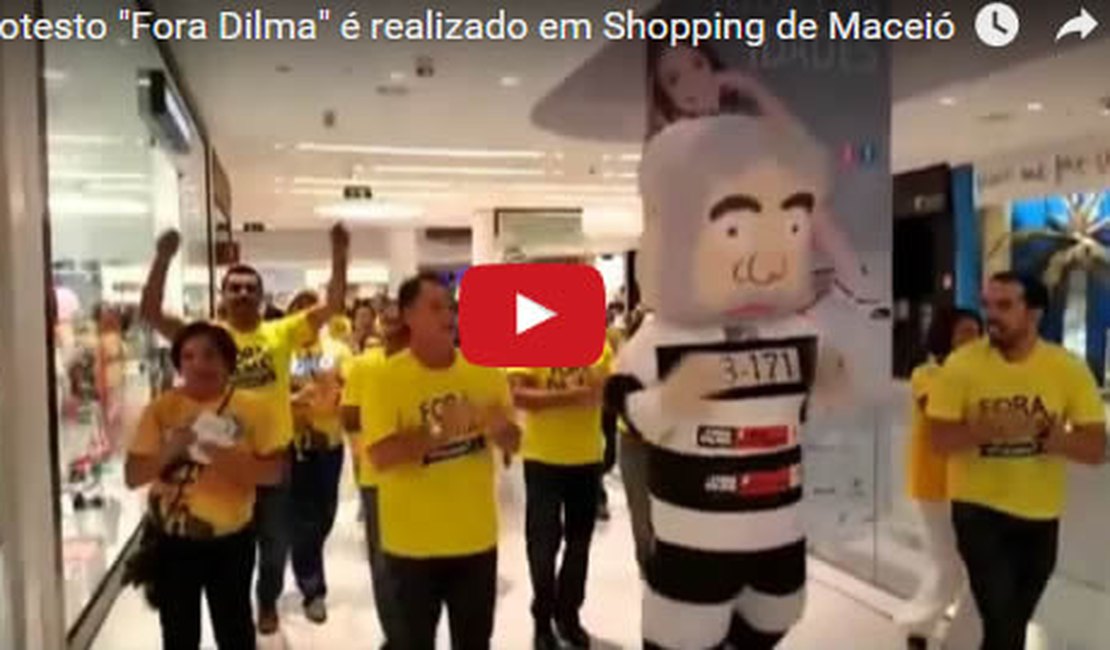Grupo leva Pixuleco para protesto 'Fora Dilma' em shopping de Maceió