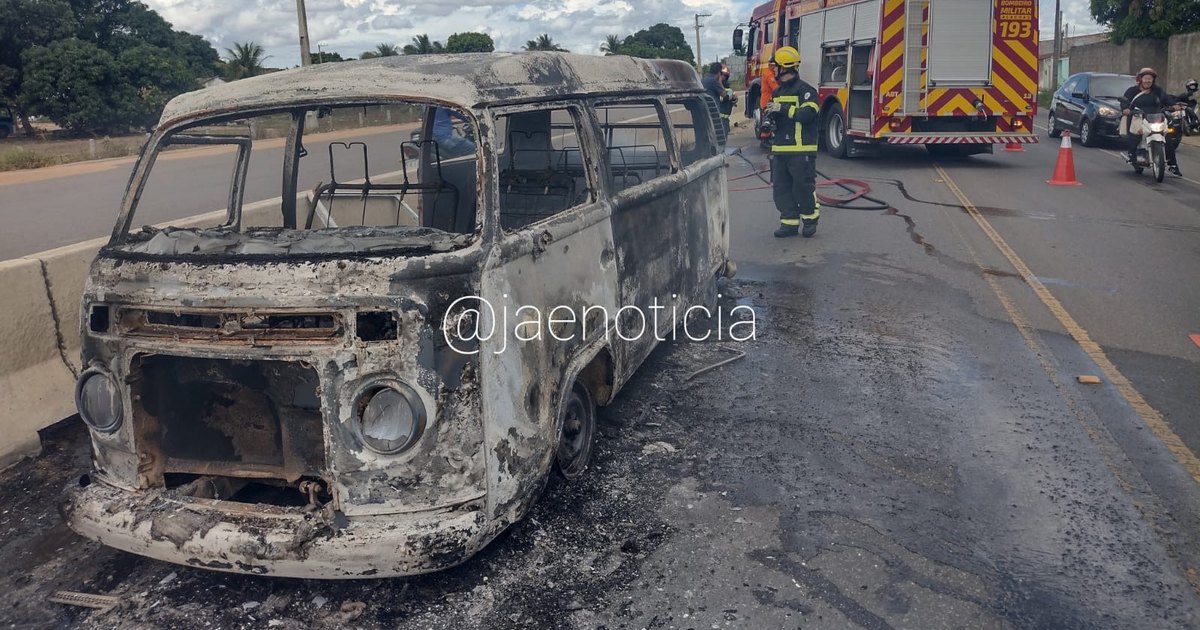 V Deo Kombi Fica Completamente Destru Da Ap S Pegar Fogo Na Zona Rural