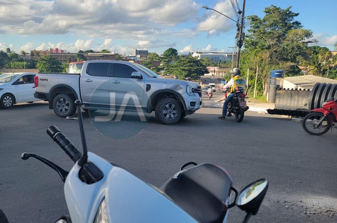 Acidente entre carro e moto deixa motociclista ferido em Arapiraca