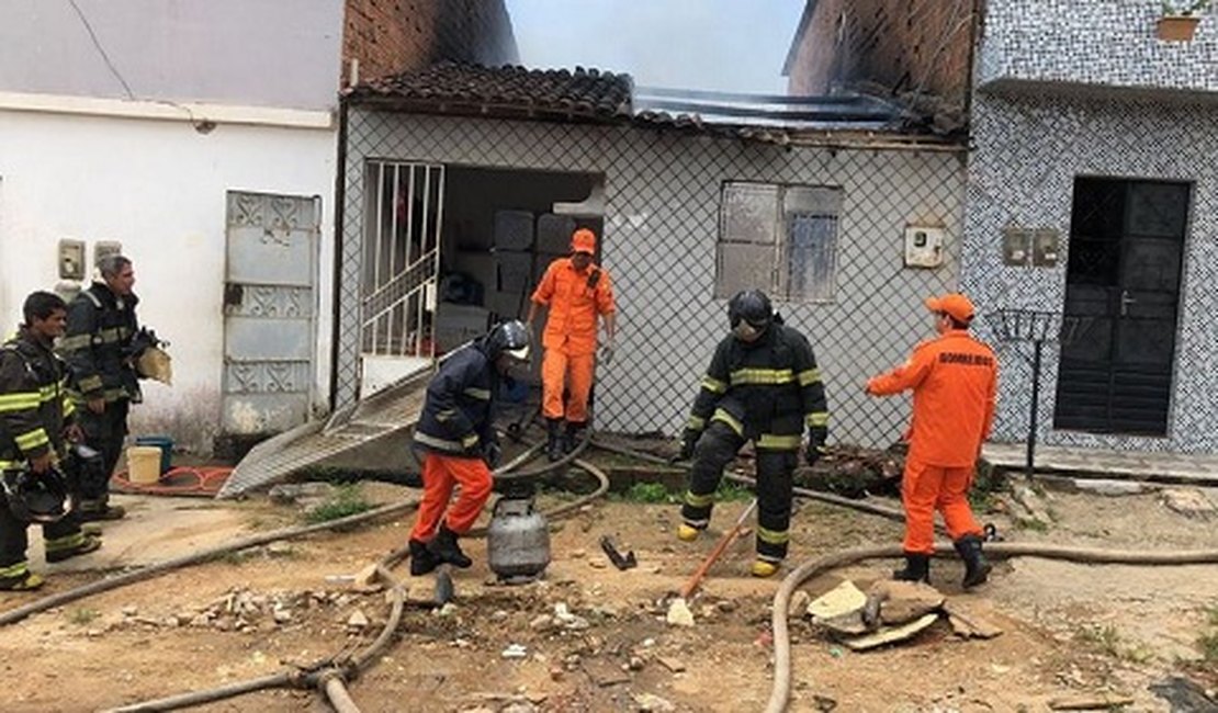 Vizinhos arrombam residência e resgatam vítimas de incêndio