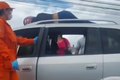 Motociclista é arremessado após colisão com carro em frente ao Hospital Metropolitano, em Maceió