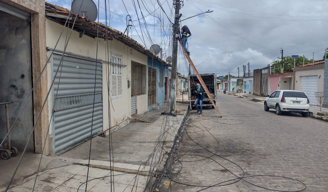 Fiações de empresas de internet e de telefonia caem em via pública após poste pegar fogo em Arapiraca