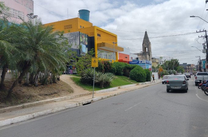 Dona de motocicleta não paga flanelinha e é chamada de 'rapariga' na Praça Manoel André