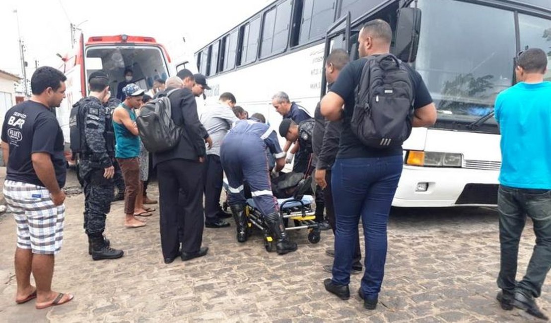Atentado a ônibus com seguranças deixa um gravemente ferido em Arapiraca