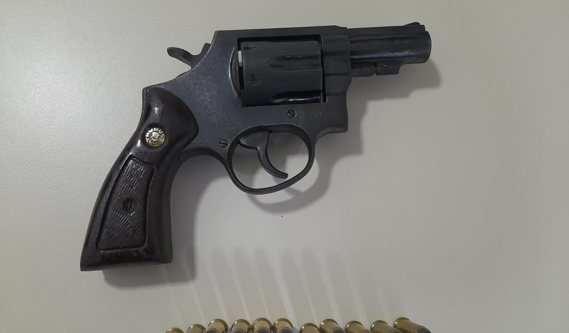 Polícia Militar flagra homem armado durante festa junina em Piranhas