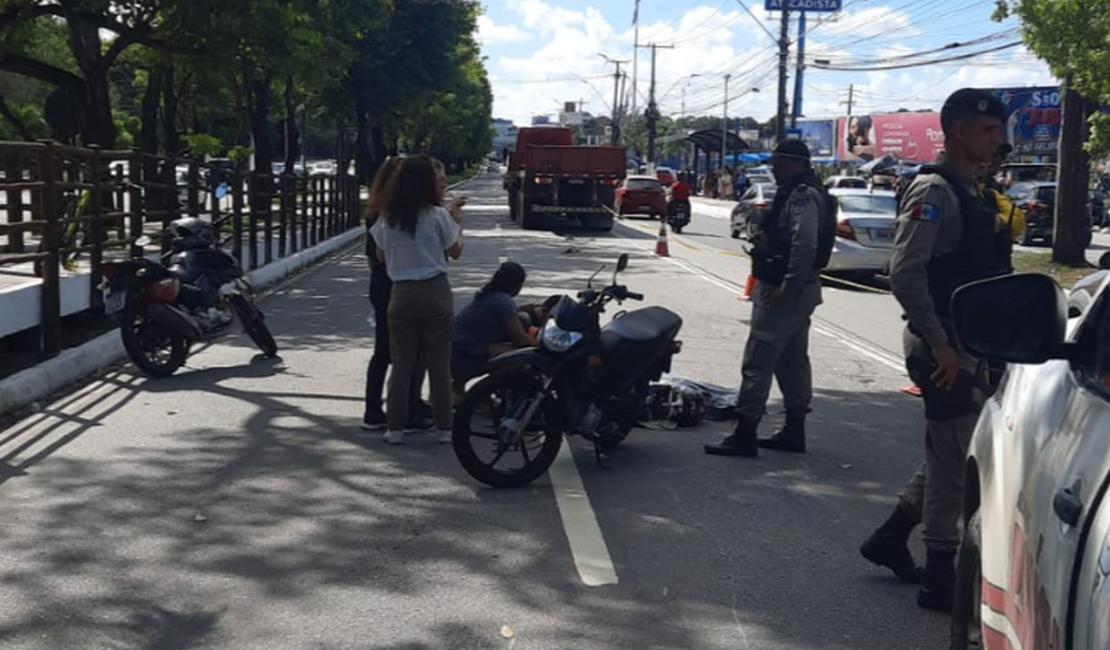 Mulher morre após ser atropelada por caminhão, em Maceió