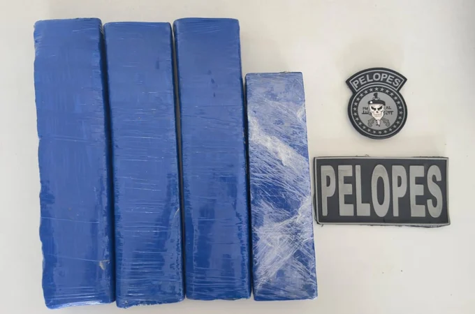 PM apreende quatro tabletes de maconha na garagem de residência e prende casal em Arapiraca
