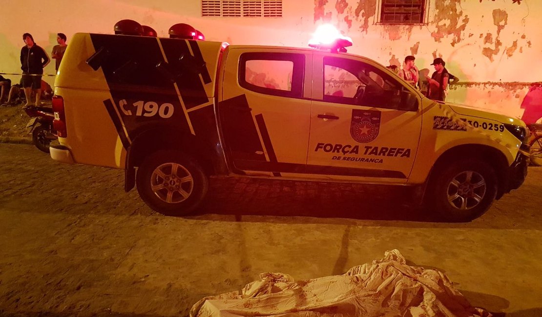 Homem é assassinado a tiros na frente da casa da avó, em Arapiraca